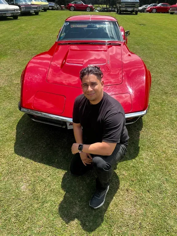 Angel con Corvette rojo clásico
