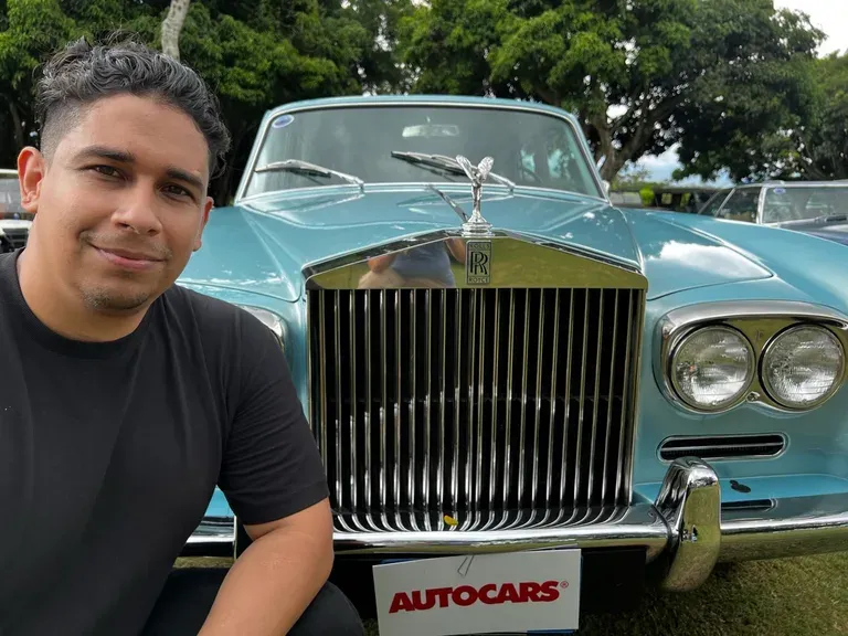 Angel con Rolls Royce clásico en Autocars Cali
