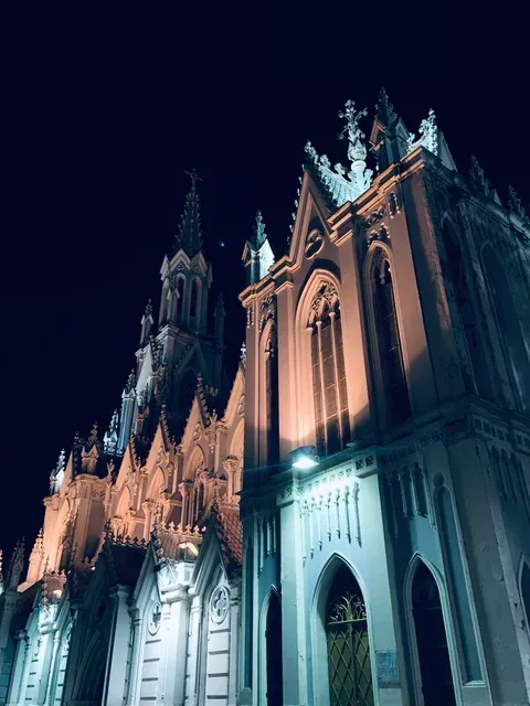 Catedral gótica de noche en el Valle del Cauca