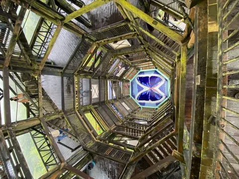 Interior de torre mirador de madera en Cali
