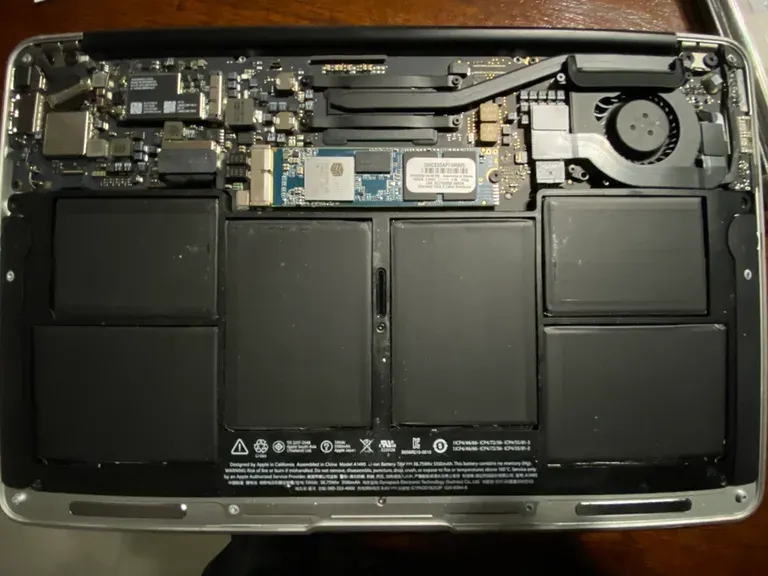 MacBook abierto — reparación de placa y batería en Cali